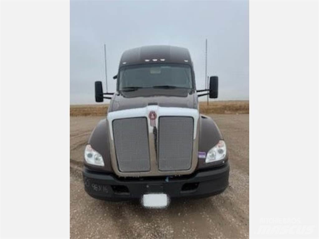 Kenworth T680 Conventional Trucks / Tractor Trucks
