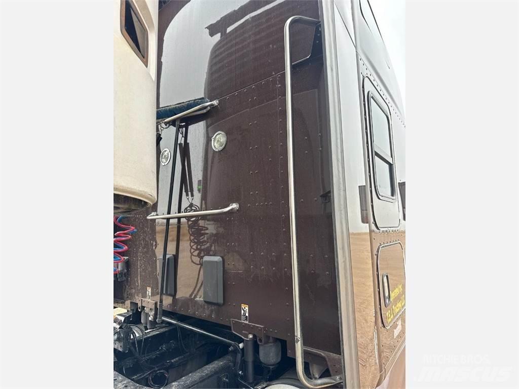 Kenworth T680 Conventional Trucks / Tractor Trucks