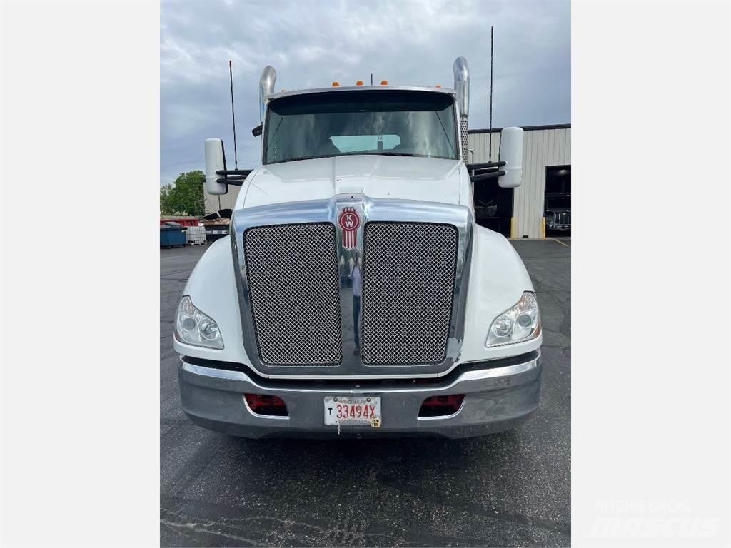 Kenworth T680 Conventional Trucks / Tractor Trucks