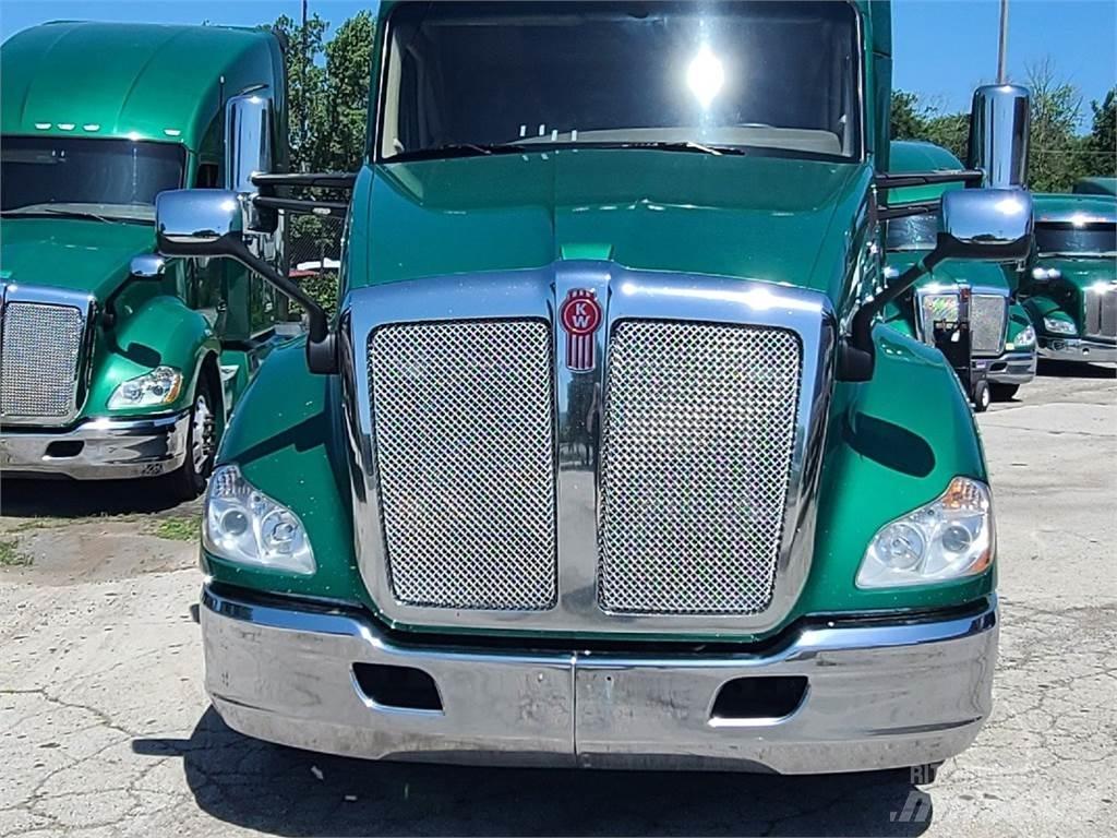 Kenworth T680 Conventional Trucks / Tractor Trucks
