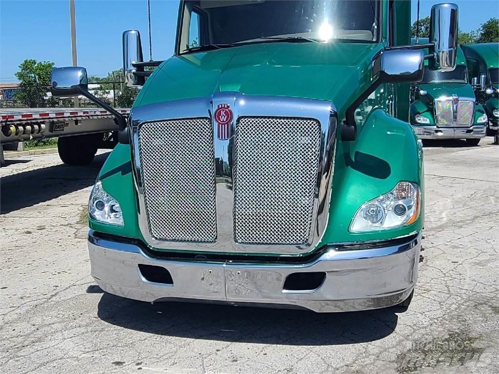 Kenworth T680 Conventional Trucks / Tractor Trucks