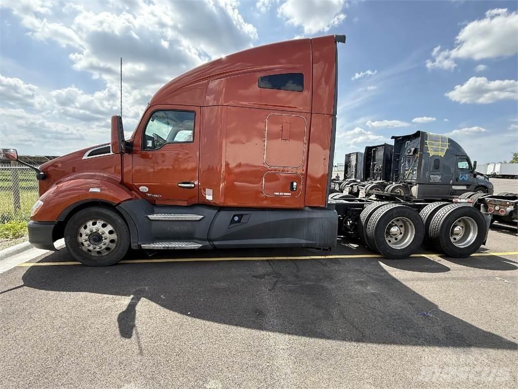 Kenworth T680 Conventional Trucks / Tractor Trucks