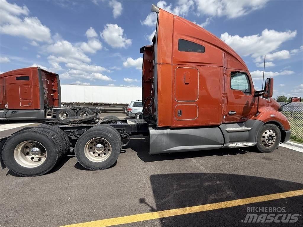 Kenworth T680 Conventional Trucks / Tractor Trucks