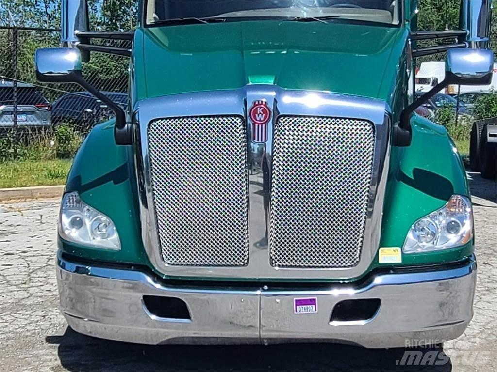 Kenworth T680 Conventional Trucks / Tractor Trucks