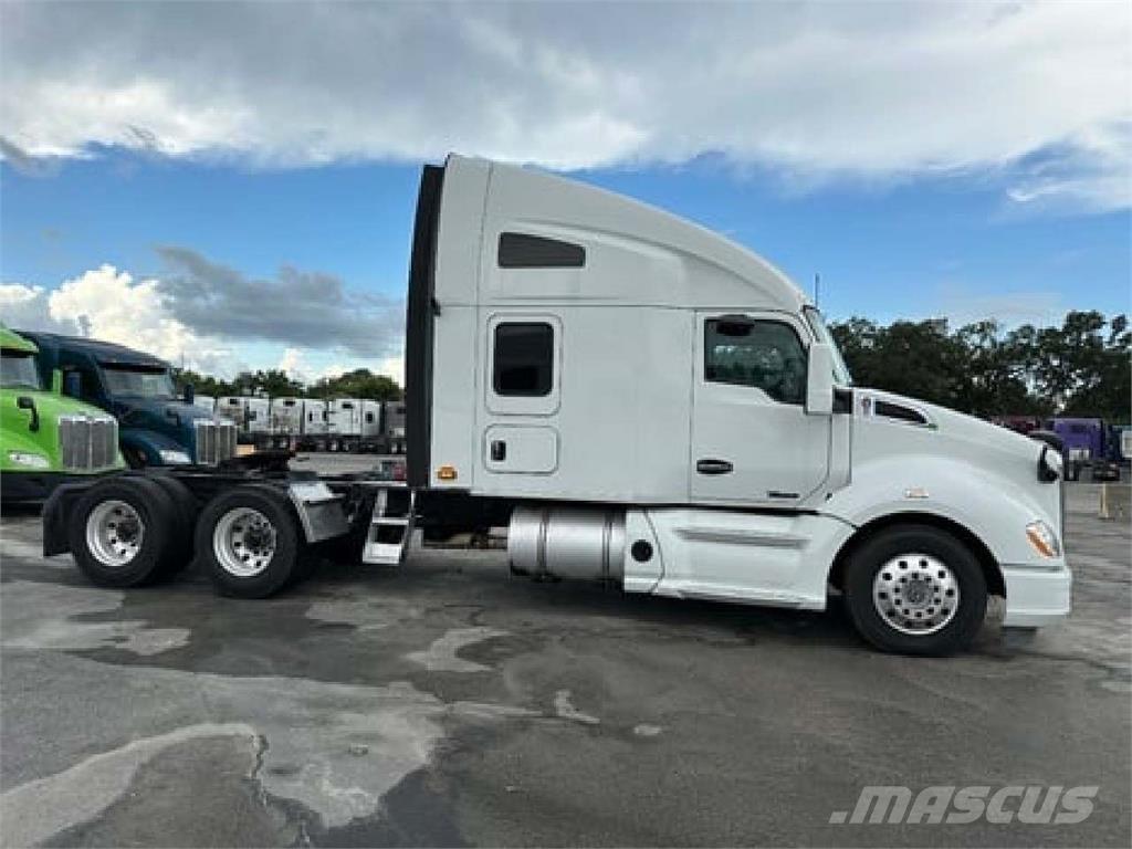 Kenworth T680 Conventional Trucks / Tractor Trucks