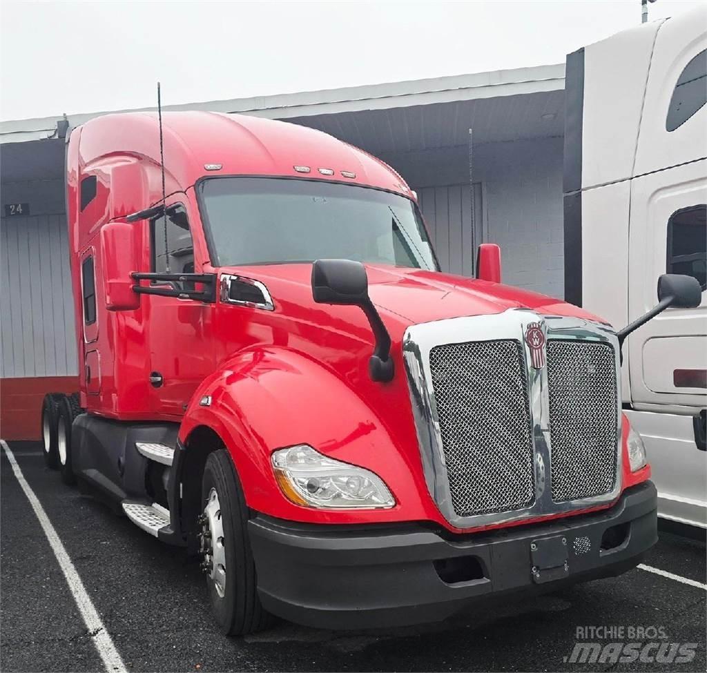 Kenworth T680 Conventional Trucks / Tractor Trucks