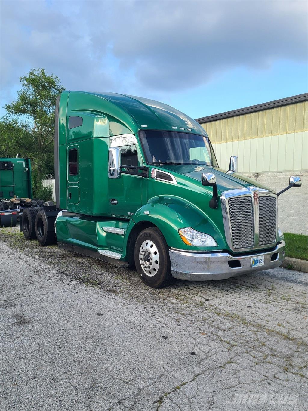 Kenworth T680 Conventional Trucks / Tractor Trucks