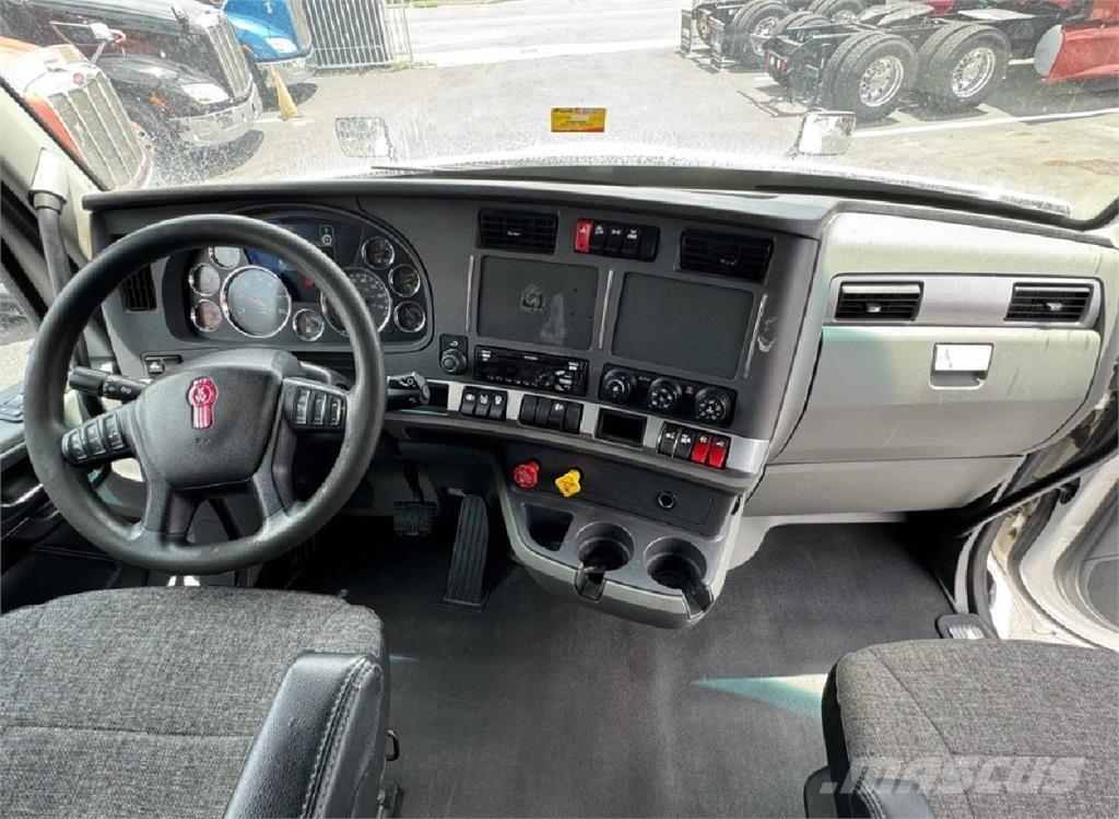 Kenworth T680 Conventional Trucks / Tractor Trucks