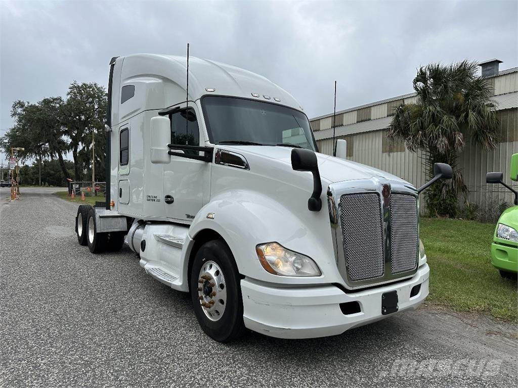 Kenworth T680 Conventional Trucks / Tractor Trucks