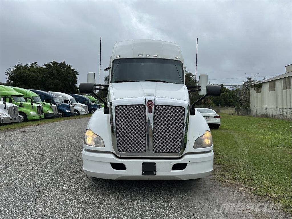Kenworth T680 Conventional Trucks / Tractor Trucks