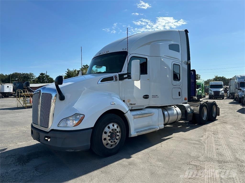 Kenworth T680 Conventional Trucks / Tractor Trucks