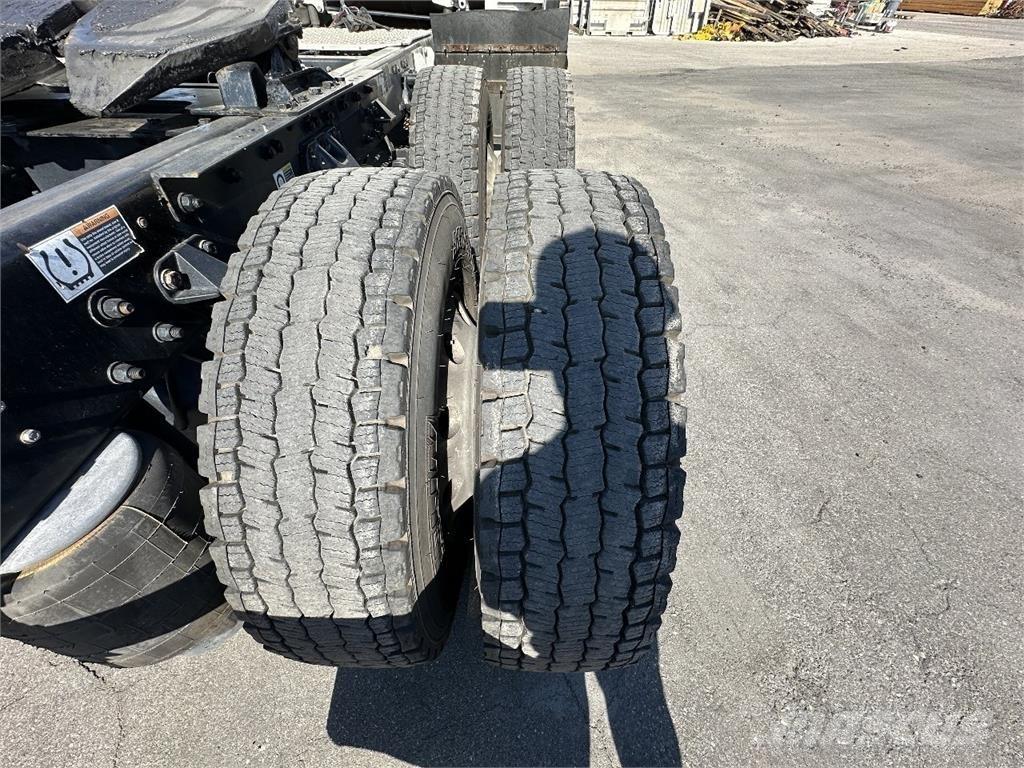 Kenworth T680 Conventional Trucks / Tractor Trucks