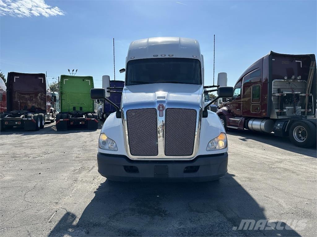 Kenworth T680 Conventional Trucks / Tractor Trucks
