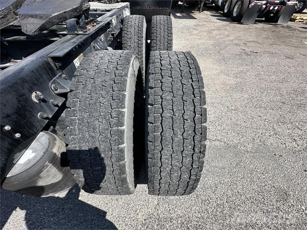 Kenworth T680 Conventional Trucks / Tractor Trucks