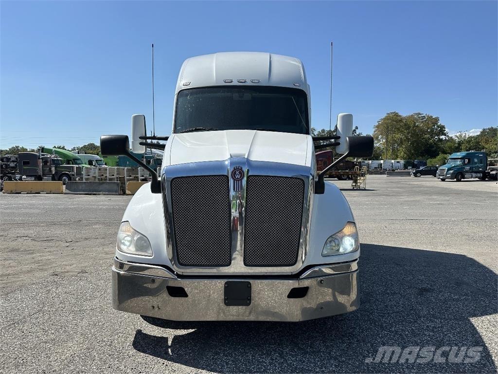 Kenworth T680 Conventional Trucks / Tractor Trucks