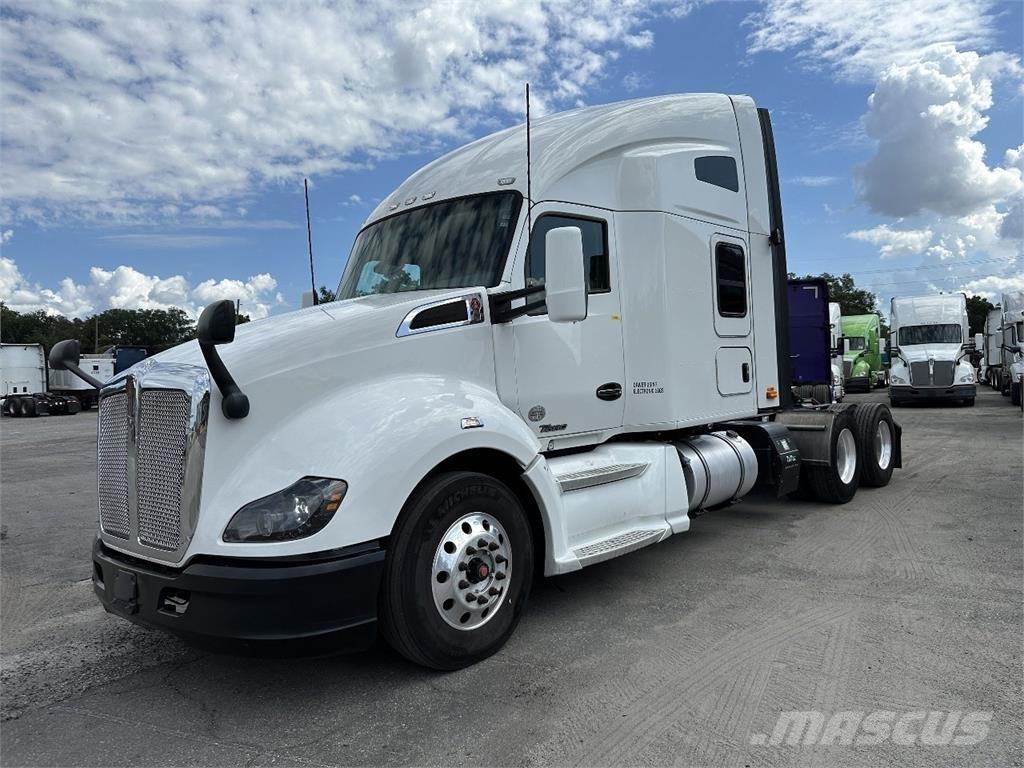 Kenworth T680 Conventional Trucks / Tractor Trucks