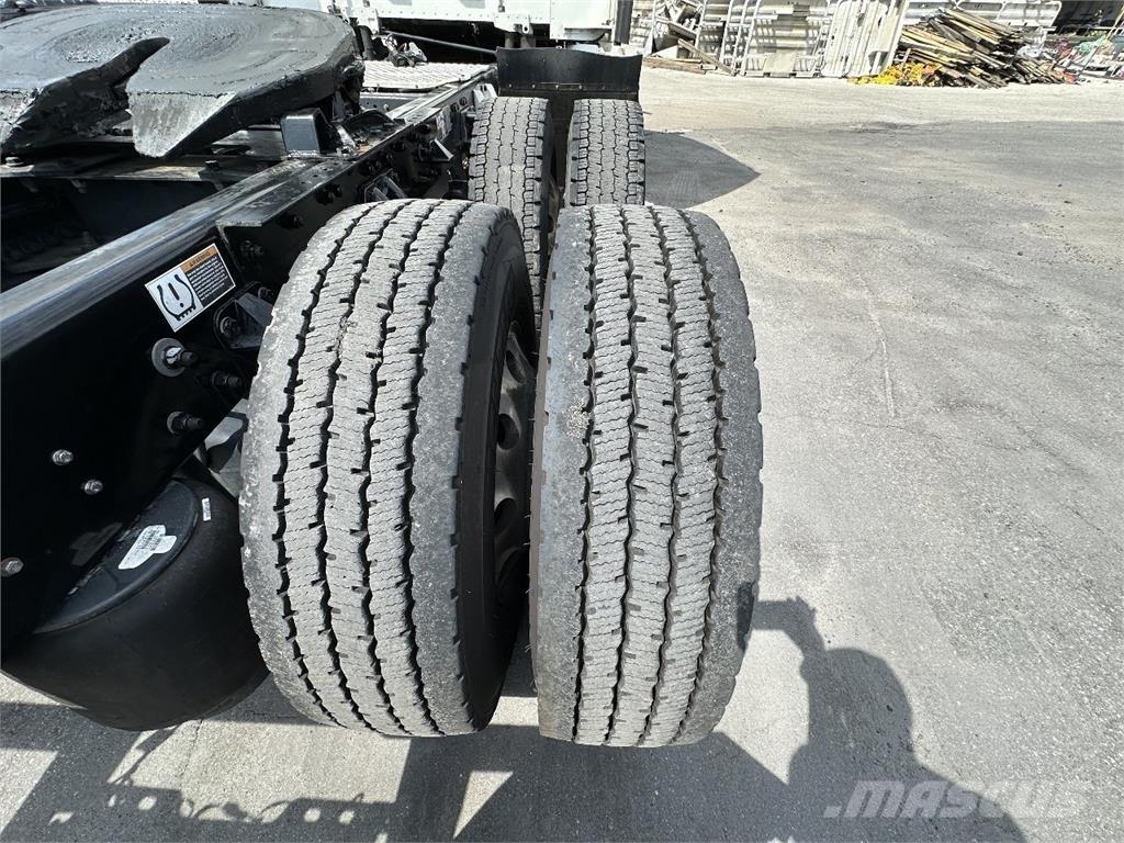 Kenworth T680 Conventional Trucks / Tractor Trucks