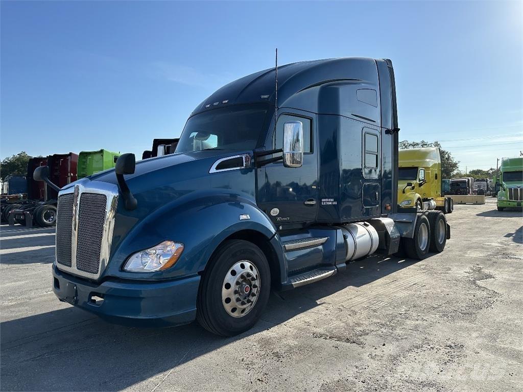 Kenworth T680 Conventional Trucks / Tractor Trucks