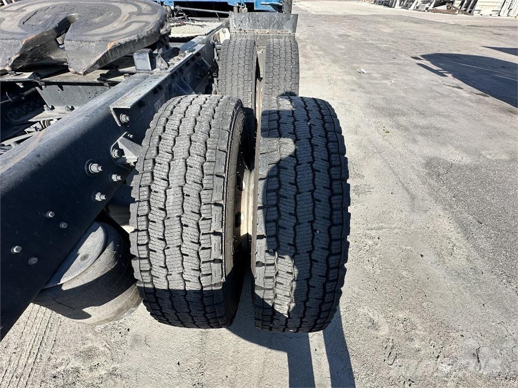 Kenworth T680 Conventional Trucks / Tractor Trucks