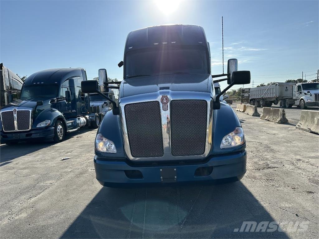 Kenworth T680 Conventional Trucks / Tractor Trucks