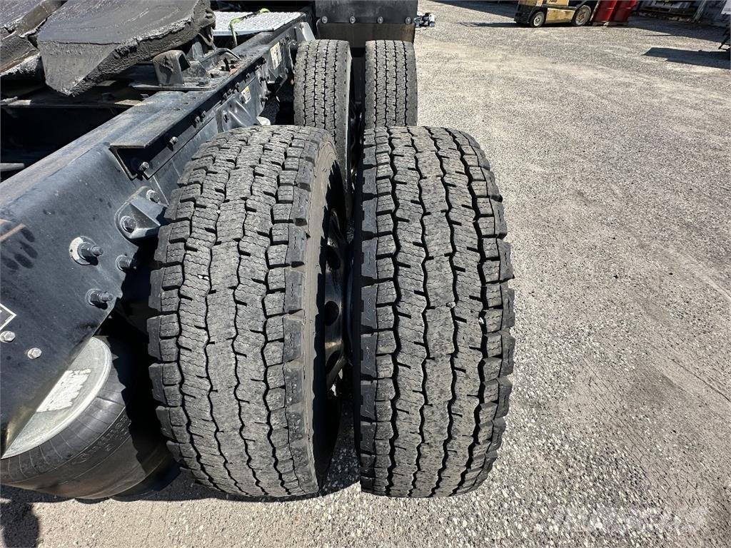 Kenworth T680 Conventional Trucks / Tractor Trucks