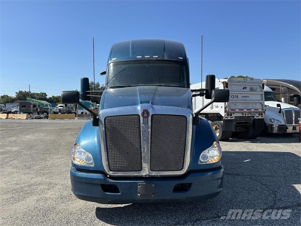 Kenworth T680 Conventional Trucks / Tractor Trucks