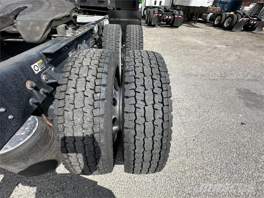 Kenworth T680 Conventional Trucks / Tractor Trucks