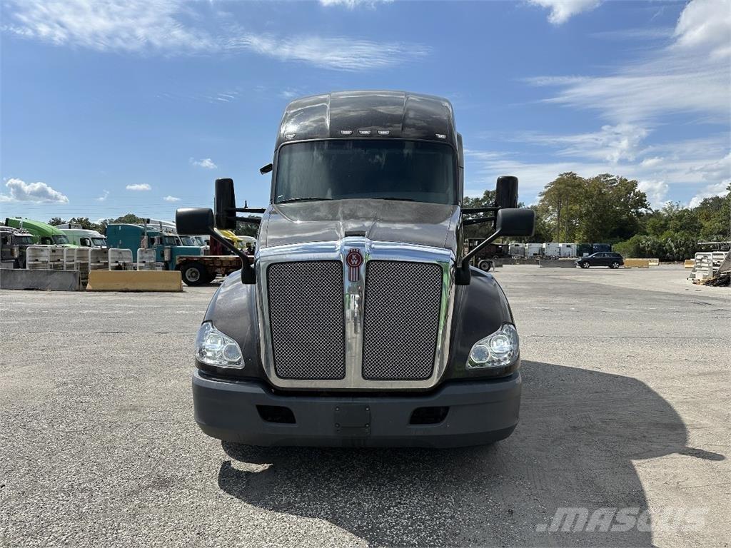 Kenworth T680 Conventional Trucks / Tractor Trucks