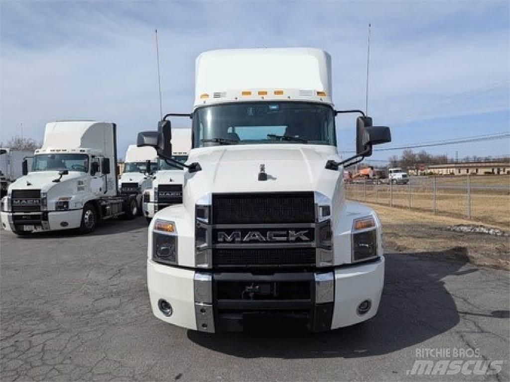 Mack AN64T Conventional Trucks / Tractor Trucks