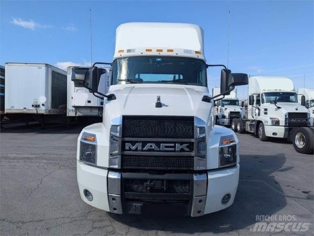 Mack AN64T Conventional Trucks / Tractor Trucks