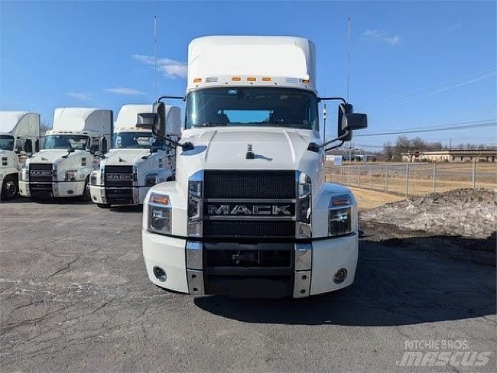 Mack AN64T Conventional Trucks / Tractor Trucks