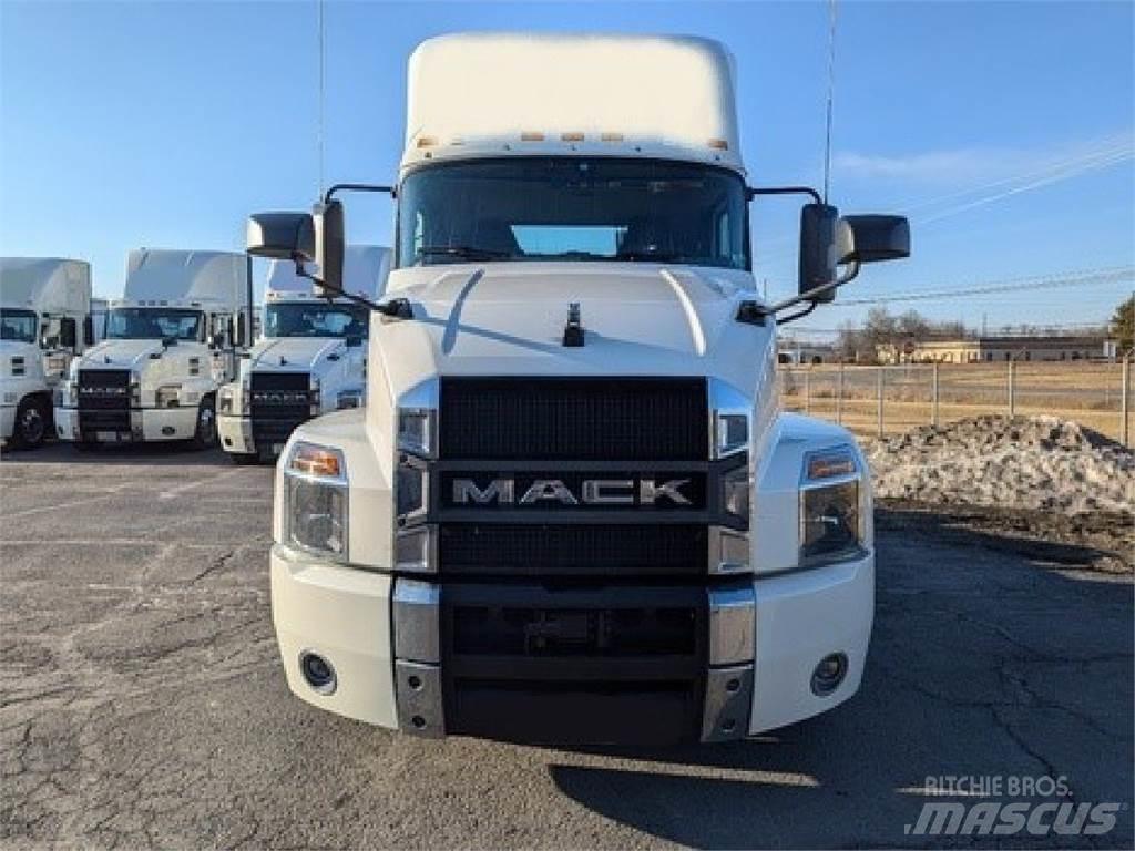Mack AN64T Conventional Trucks / Tractor Trucks