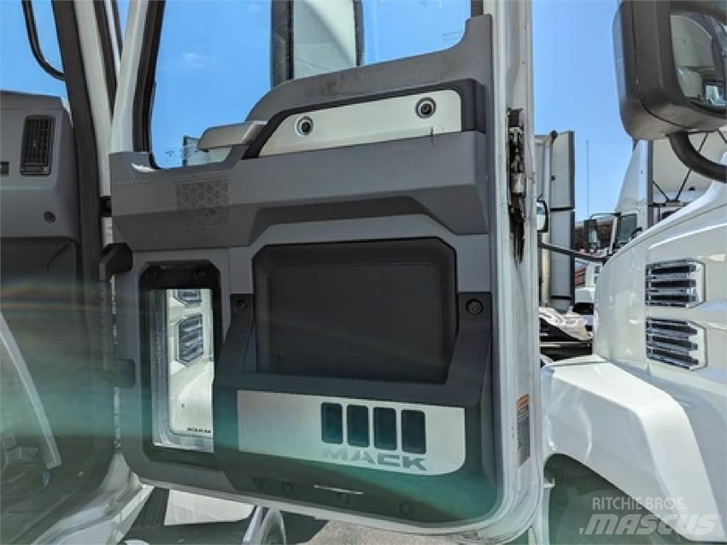 Mack AN64T Conventional Trucks / Tractor Trucks