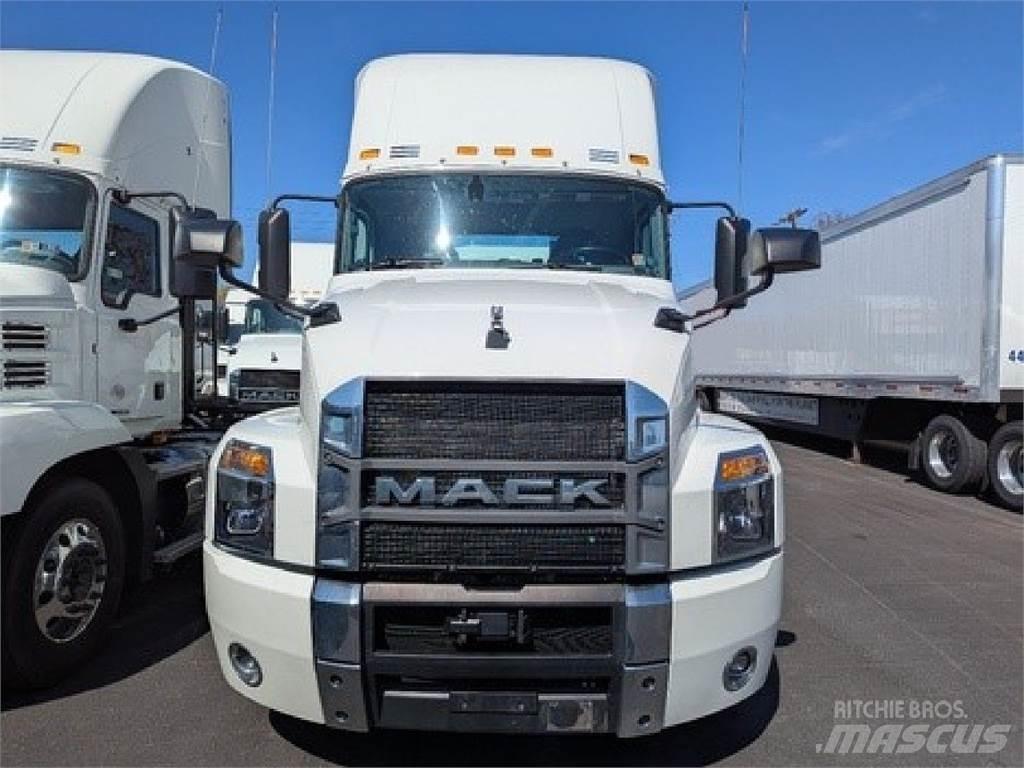 Mack AN64T Conventional Trucks / Tractor Trucks