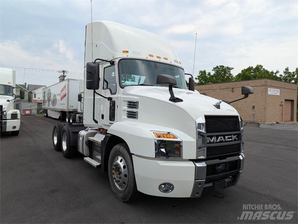 Mack AN64T Conventional Trucks / Tractor Trucks