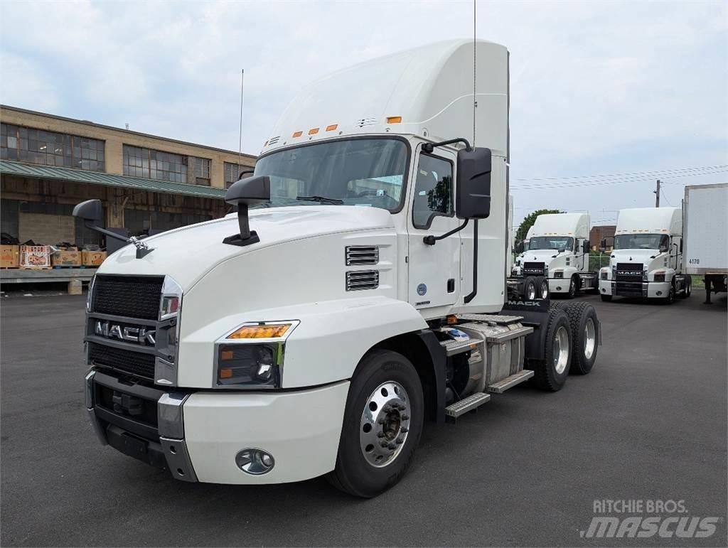 Mack AN64T Conventional Trucks / Tractor Trucks