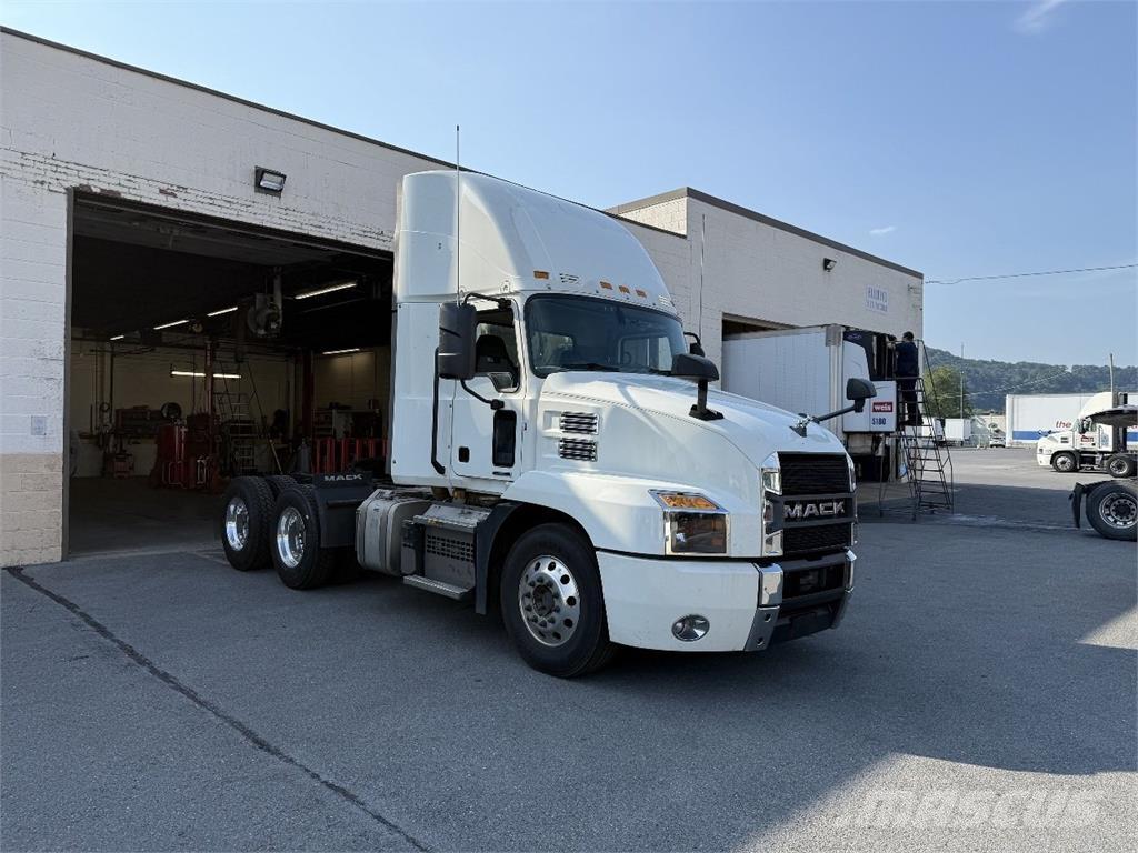 Mack AN64T Conventional Trucks / Tractor Trucks