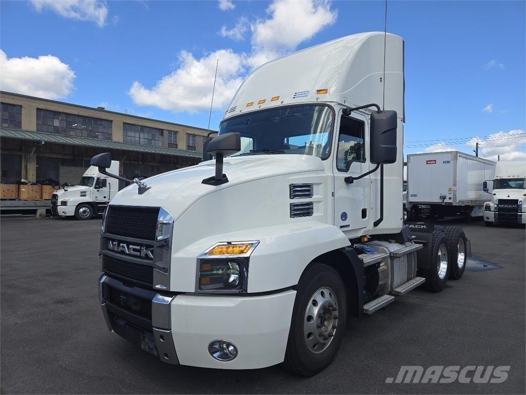 Mack AN64T Conventional Trucks / Tractor Trucks