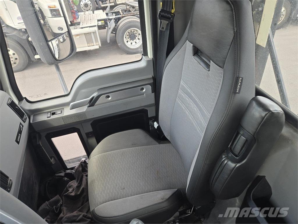 Mack AN64T Conventional Trucks / Tractor Trucks