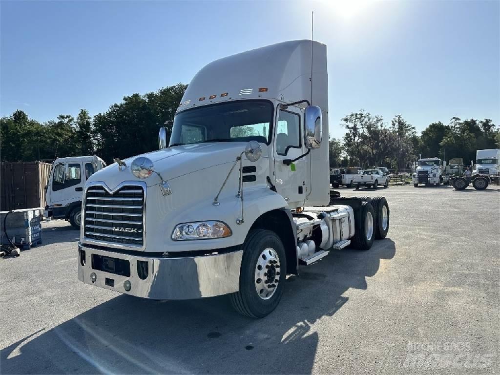 Mack CXU613 Conventional Trucks / Tractor Trucks