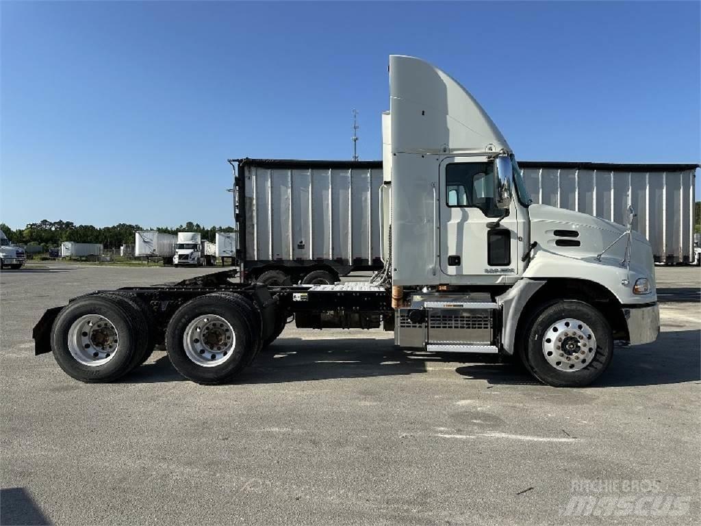Mack CXU613 Conventional Trucks / Tractor Trucks
