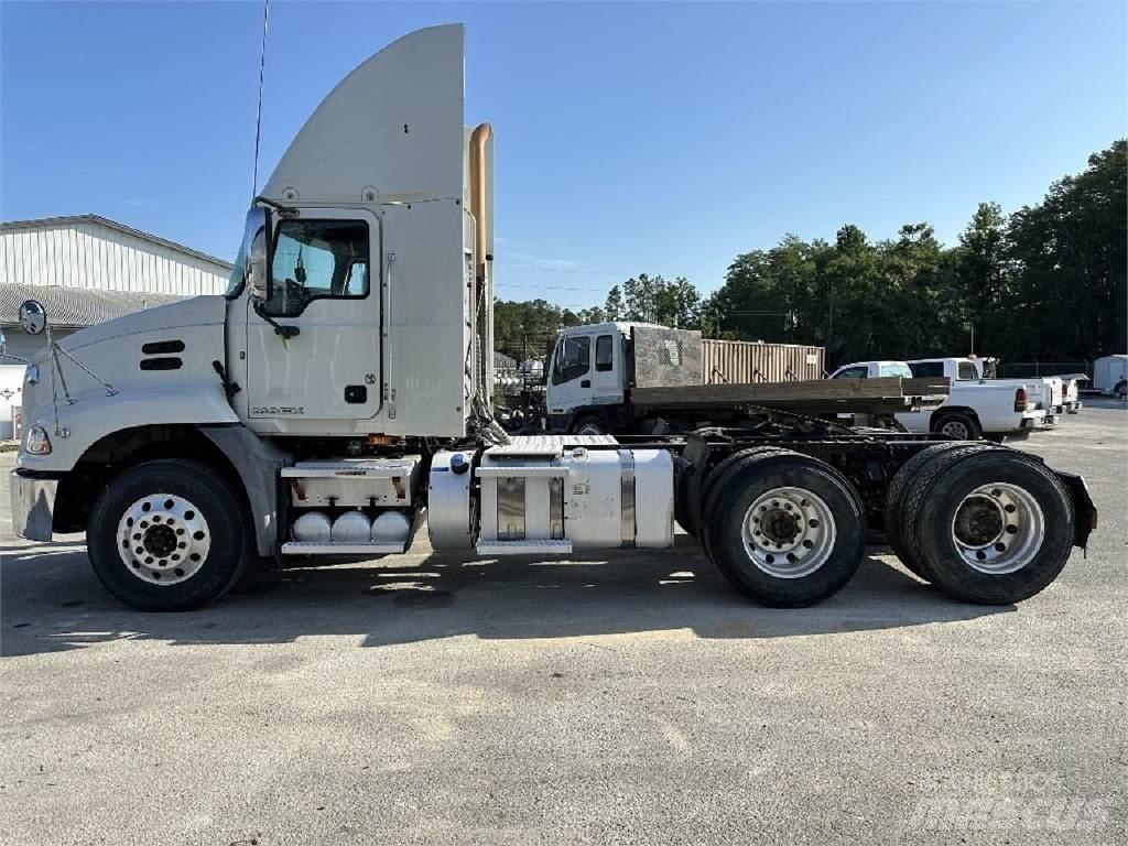Mack CXU613 Conventional Trucks / Tractor Trucks