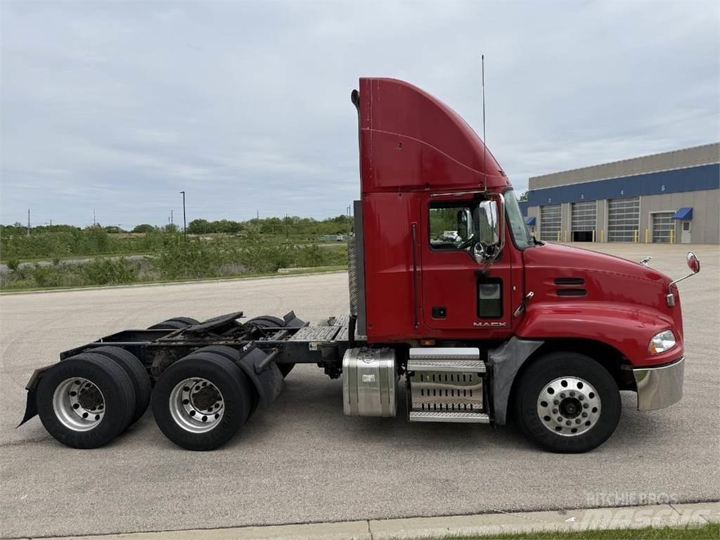 Mack CXU613 Conventional Trucks / Tractor Trucks