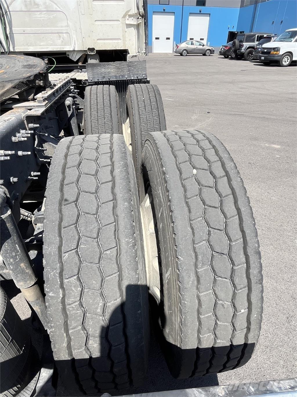 Volvo VNL860 Conventional Trucks / Tractor Trucks