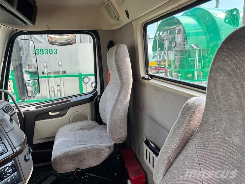 Volvo VNM64T200 Conventional Trucks / Tractor Trucks