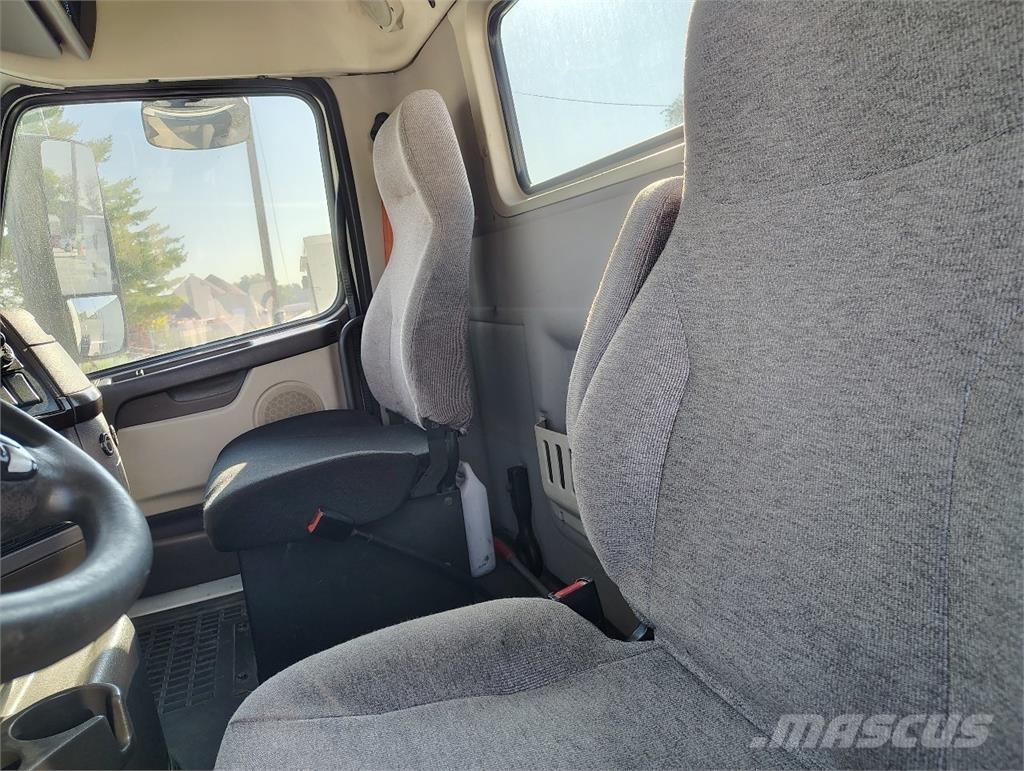 Volvo VNM64T200 Conventional Trucks / Tractor Trucks