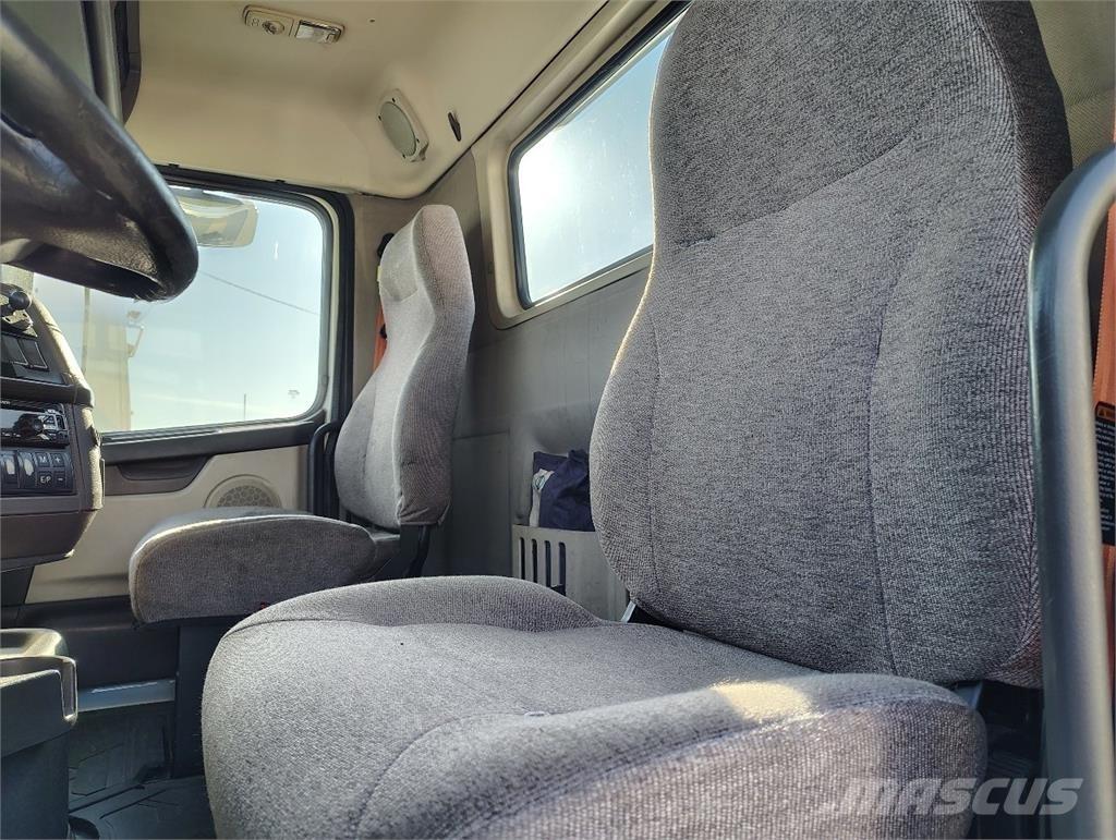 Volvo VNM64T200 Conventional Trucks / Tractor Trucks