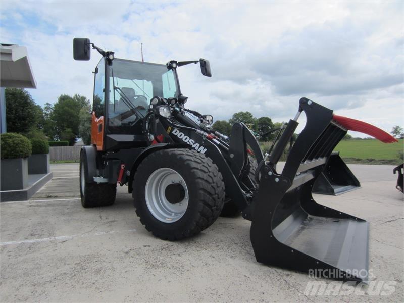 Develon DL85-7 Wheel Loaders