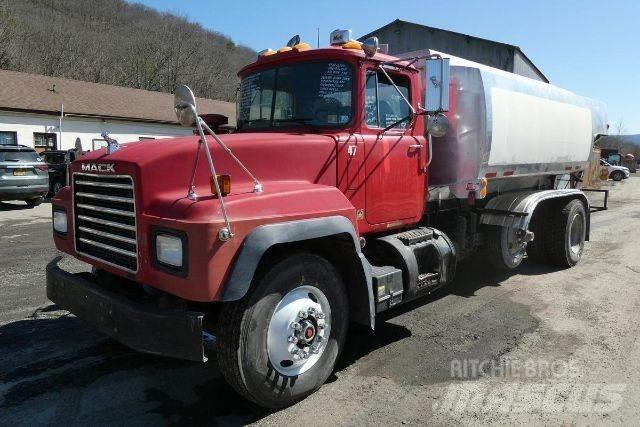Mack RD690P Tank Trucks
