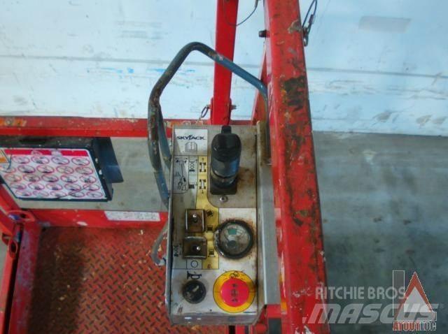 SkyJack SJ3219 Articulated boom lifts
